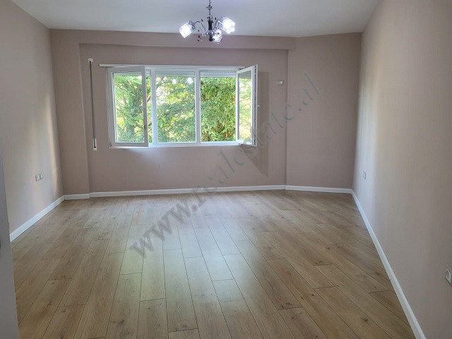 Apartament 1+1 me qira prane Kopshtit Botanik , ne Tirane.
Shtepia ndodhet ne katin e 2 te nje pall